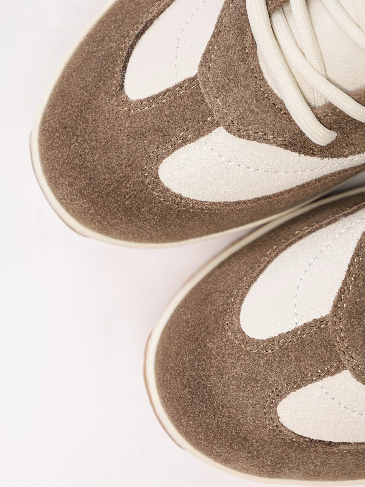 Кроссовки комбинированные в стиле колор-блок на низкой подошве